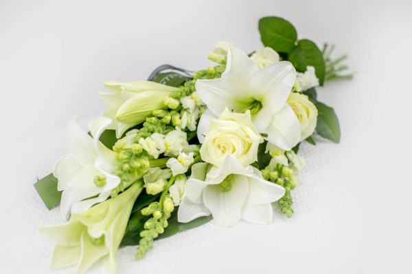 Käsilienakimp valgete lilledega - Kolm Lille lilledpood