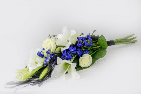 Käsileinakimp valgete ja siniste lilledega - Kolm lille lillepood