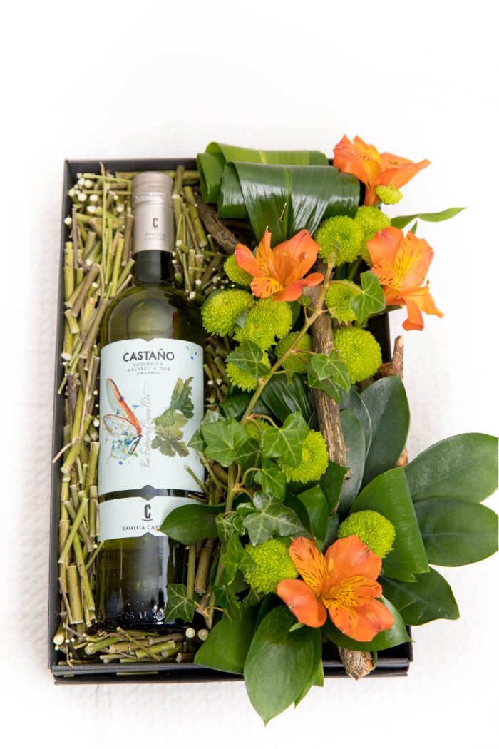 Kinkekarp valge veini ja lilledega - Kolm Lille lillepood