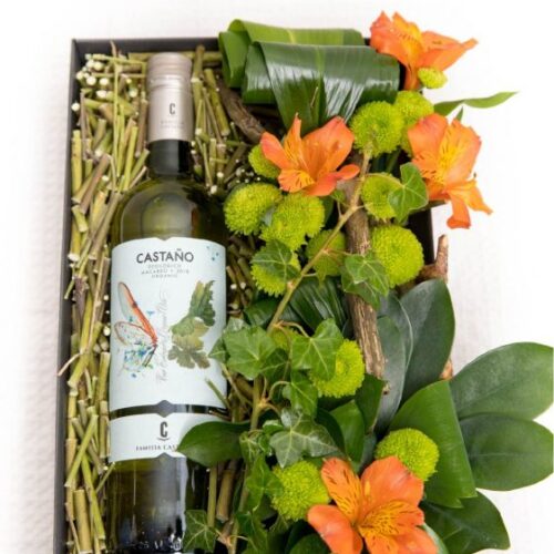Kinkekarp valge veini ja lilledega - Kolm Lille lillepood
