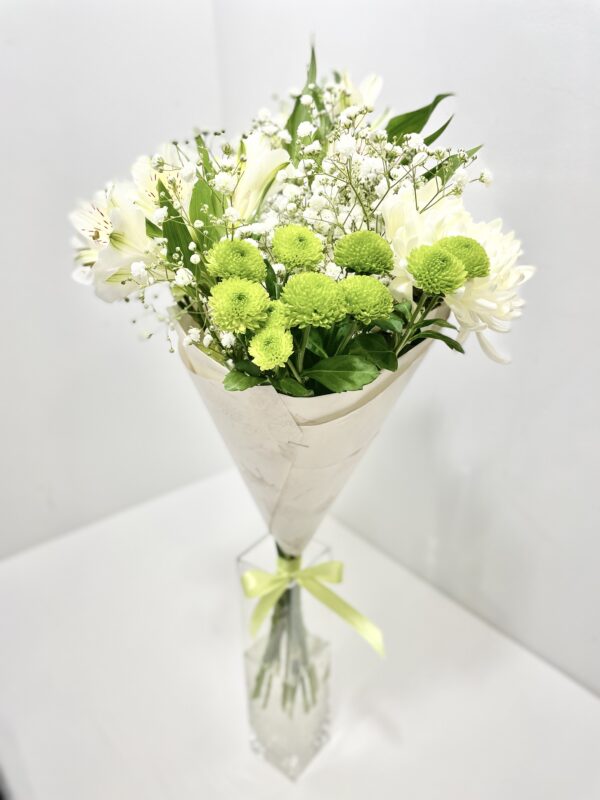 Hooajaline valge rohelisega lillekimp -Kolm Lille lillepood