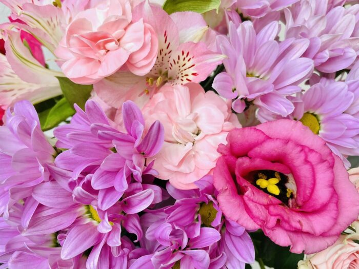 Roosa hooaja lillekimp floristi valikul-Kolm Lille lillepood